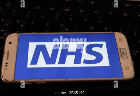 Regno Unito. 30 Aprile 2020. In questa illustrazione è illustrato un logo NHS (National Health Service) visualizzato su uno smartphone. Credit: Yiannis Alexopoulos/SOPA Images/ZUMA Wire/Alamy Live News Foto Stock