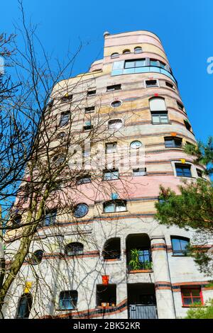 Darmstadt, Germania 08 aprile 2018: Edificio Waldspirale a Darmstadt. Fu progettato da Friedensreich Hundertwasser, completato nel 2000 Foto Stock