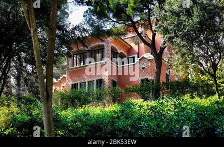 Antoni Gaudi House-Museum, chiamata Torre Rosa, situata nel Parco Guell di Barcellona, Catalogna, Spagna. Foto Stock