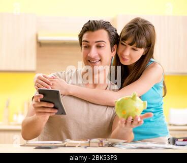 I giovani della famiglia lottando con personal finance Foto Stock