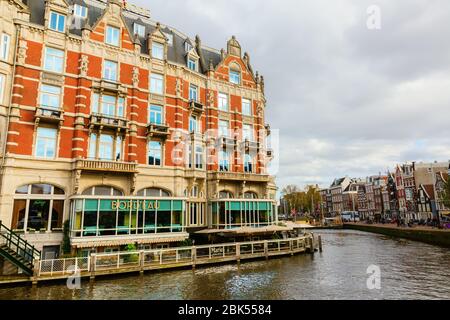 Amsterdam, Paesi Bassi - 28 ottobre 2019: Hotel de l'Europe a Amsterdam. L'Hotel de l'Europe è un lussuoso hotel a 5 stelle lungo il fiume Amstel Foto Stock