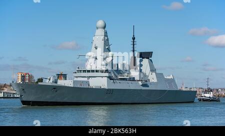 Il cacciatorpediniere Royal Navy Type 45 HMS Dauntless (D33) ha navigato da Portsmouth, Regno Unito per la prima volta in oltre quattro anni il 16 marzo 2020. Dopo un breve periodo di esecuzione dei controlli di sicurezza del sistema e prove generali in mare, la nave lasciò Portsmouth Naval base il 1 ° maggio 2020 per entrare nel Cammell Laird Shipyard a Liverpool per il suo pacchetto di miglioramento della propulsione. Foto Stock