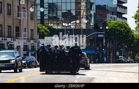 La polizia si prepara per un giro di disordini civili in un veicolo di polizia durante una protesta Black Lives Matter a Los Angeles durante l'epidemia di Coronavirus Foto Stock