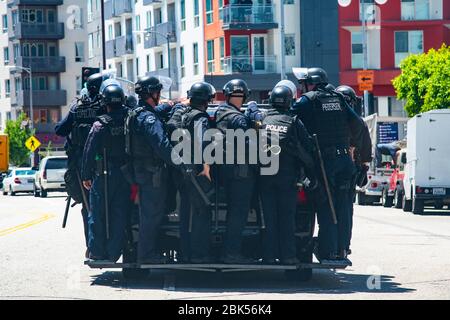 La polizia si prepara per un giro di disordini civili in un veicolo di polizia durante una protesta Black Lives Matter a Los Angeles durante l'epidemia di Coronavirus Foto Stock