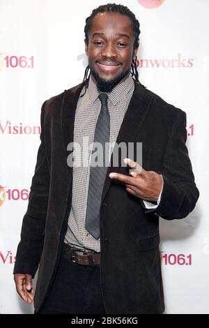 BALA CYNWYD, PA - 25 MARZO : WWE Superstar Kofi Kingston visita il Mix 106.1 e il Power 99 iHeart radio Performance Theater a Bala Cynwyd, Pa il 25 marzo 2013 Credit: Scott Weiner/MediaPunch Foto Stock