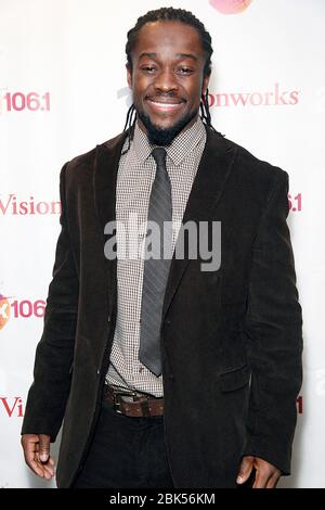 BALA CYNWYD, PA - 25 MARZO : WWE Superstar Kofi Kingston visita il Mix 106.1 e il Power 99 iHeart radio Performance Theater a Bala Cynwyd, Pa il 25 marzo 2013 Credit: Scott Weiner/MediaPunch Foto Stock