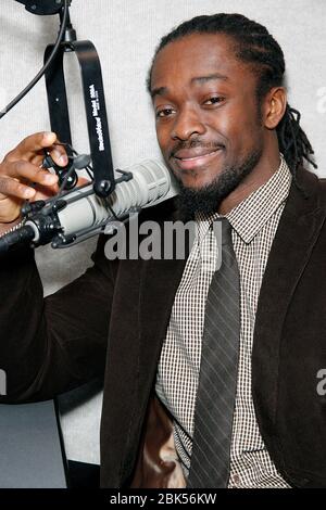 BALA CYNWYD, PA - 25 MARZO : WWE Superstar Kofi Kingston visita il Mix 106.1 e il Power 99 iHeart radio Performance Theater a Bala Cynwyd, Pa il 25 marzo 2013 Credit: Scott Weiner/MediaPunch Foto Stock