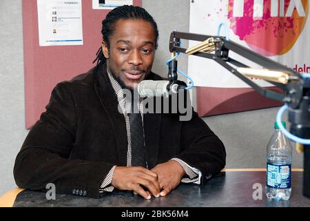 BALA CYNWYD, PA - 25 MARZO : WWE Superstar Kofi Kingston visita il Mix 106.1 e il Power 99 iHeart radio Performance Theater a Bala Cynwyd, Pa il 25 marzo 2013 Credit: Scott Weiner/MediaPunch Foto Stock