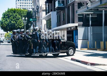 La polizia si prepara per un giro di disordini civili in un veicolo di polizia durante una protesta Black Lives Matter a Los Angeles durante l'epidemia di Coronavirus Foto Stock