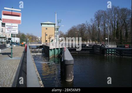 Die Schleuse an der Havel im Berliner Bezirk Spandau. Foto Stock