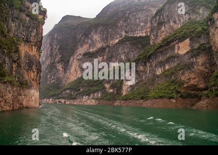 Wuchan, Cina - 7 maggio 2010: Dawu o Misty Gorge sul fiume Daning. Scogliere scoscese scendono come pareti in acque verde smeraldo lungo il canyon. Alcuni gre Foto Stock