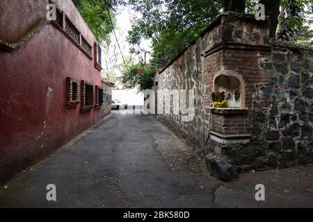 Città del Messico, Messico - 2019: Il Callejon del Agacate (Avocado Alley) è un famoso vicolo tipico nel tradizionale quartiere Coyoacan. Foto Stock