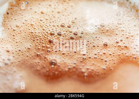 caffè mattina superficie schiumosa nella tazza Foto Stock