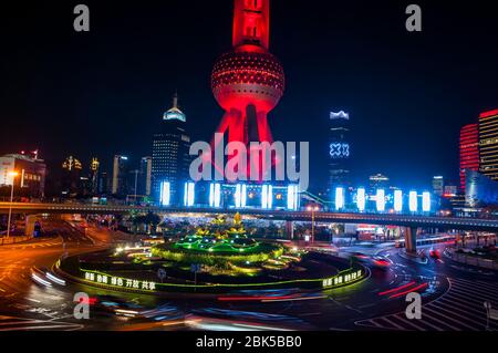 La Oriental Pearl Tower visto di notte dal Lujiazui skywalk con il Mingzhu rotonda davanti. Foto Stock