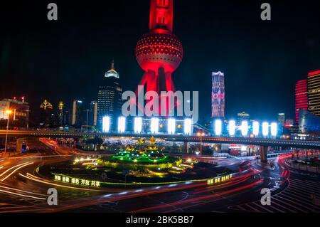 La Oriental Pearl Tower visto di notte dal Lujiazui skywalk con il Mingzhu rotonda davanti. Foto Stock