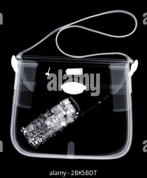 Telefono cellulare in borsa, raggi X. Foto Stock