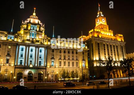 L'ex-Hong Kong e Shanghai Bank e Custom House edifici su Shanghai Bund storico visto di notte dalla passeggiata lungomare. Foto Stock