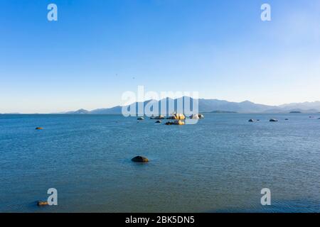 Nel tardo pomeriggio alla spiaggia di Itaguaçu, Florianópolis, Santa Catarina, Brasile. Foto Stock