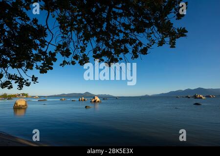 Nel tardo pomeriggio alla spiaggia di Itaguaçu, Florianópolis, Santa Catarina, Brasile Foto Stock