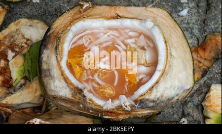 Insalata di cocco, mescolata con agrumi Foto Stock