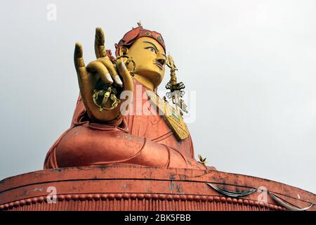 Vista panoramica della statua di Guru Padmasambhava Guru Rinpoche, il santo patrono di Sikkim sulla collina di Sammruptse, Namchi in Sikkim, India. Foto Stock