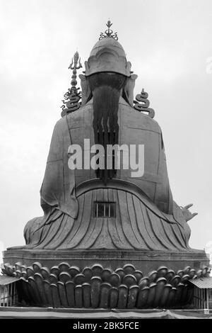 Vista panoramica della statua di Guru Padmasambhava Guru Rinpoche, il santo patrono di Sikkim sulla collina di Sammruptse, Namchi in Sikkim, India. Foto Stock