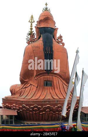 Vista panoramica della statua di Guru Padmasambhava Guru Rinpoche, il santo patrono di Sikkim sulla collina di Sammruptse, Namchi in Sikkim, India. Foto Stock