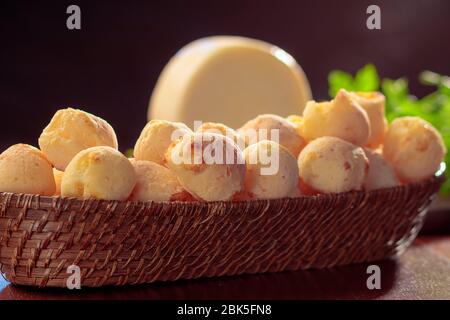 Pane delizioso e croccante tradizionale al formaggio della regione di Minas Gerais in Brasile. Foto Stock