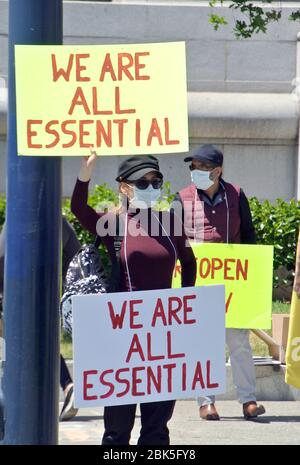 i lavoratori essenziali possono giorno 2020 rifugio in luogo protesta municipio san francisco california stati uniti Foto Stock