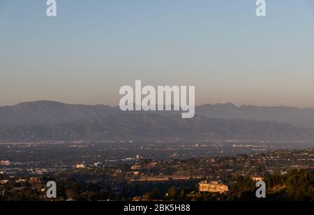 Panoramica aerea San Fernando Valley vista al tramonto, Los Angeles, California Foto Stock