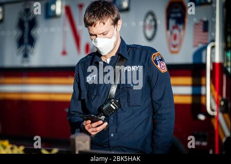 Brooklyn, Stati Uniti d'America . 1 maggio 2020. Un EMT della FDNY controlla i suoi messaggi presso l'Interfaith Medical Center di Brooklyn, New York, il 1° maggio 2020. (Foto di Gabriele Holtermann-Gorden/Sipa USA) Credit: Sipa USA/Alamy Live News Foto Stock