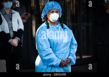 Brooklyn, Stati Uniti d'America . 1 maggio 2020. Un operaio di prima linea sta ascoltando il sindaco de Blasio all'Interfaith Medical Center di Brooklyn, New York, il 1 maggio 2020. (Foto di Gabriele Holtermann-Gorden/Sipa USA) Credit: Sipa USA/Alamy Live News Foto Stock