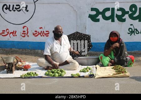 Città Valsad, stato Gujarat, paese-India 20/04/2020 la gente sta comprando verdura e frutta durante il tempo allot durante il blocco Foto Stock