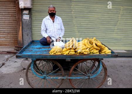 Città Valsad, stato Gujarat, paese-India 28/04/2020 vendor di strada banana che indossa la maschera durante il blocco in india Foto Stock