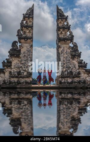 Tempio di Lempuyang, Monte Lempuyang, Karangasem, Bali, Indonesia - 26 giugno 2019 : Ragazze che fanno le pose yoga tra le porte del tempio di Lempuyang Foto Stock