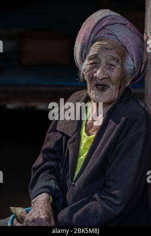 Ubud, Gianyar, Bali, Indonesia - 28 giugno 2019 : Antica donna balinese in un piccolo villaggio vicino a Ubud. Foto Stock