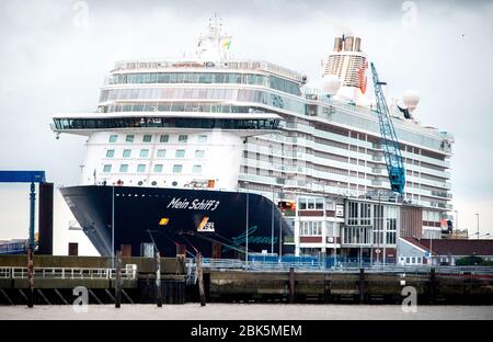 Cuxhaven, Germania. 02 maggio 2020. Il liner da crociera 'Mein Schiff 3' della compagnia di navigazione TUI Cruises è ormeggiato in un molo nel porto. Una persona a bordo della nave ha provato positivo per il virus della corona. La nave è stata messa in quarantena, il distretto di Cuxhaven e la compagnia di navigazione ha annunciato. (A dpa: 'Membro dell'equipaggio sulla nave da crociera Tui malato con corona') Credit: Hauke-Christian Dittrich/dpa/Alamy Live News Foto Stock