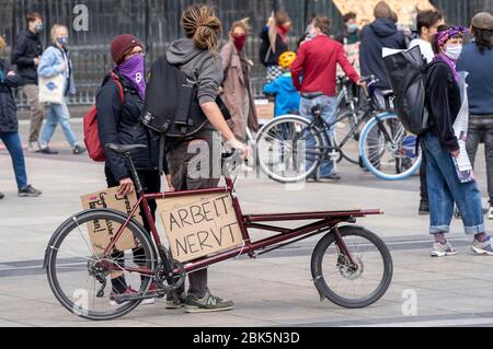 Manifestanti al 1° maggio manifestazione a Roncalliplatz. Koln, 1° maggio 2020 | utilizzo in tutto il mondo Foto Stock