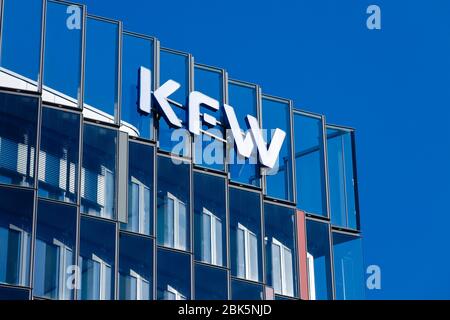 KFW Bank, Kreditanstalt fuer Wiederaufbau, facciata in vetro con logo, Frankfurt am Main, Hesse, Germania Foto Stock