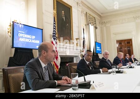 Washington, Stati Uniti d'America. 29 aprile 2020. Presidente Donald J. Trump e Vice Presidente Mike Pence ascoltate il Segretario del lavoro Eugene Scalia durante una tavola rotonda con dirigenti del settore per discutere un piano per riaprire l’America mercoledì 29 aprile 2020, nella Sala da pranzo di Stato della Casa Bianca persone: Presidente Donald Trump Credit: Storms Media Group/Alamy Live News Foto Stock