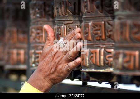 Ruota della preghiera con Mantra 'Om mani Padme Hum', un antico mantra buddista. In inglese, questo canto ritmico si traduce letteralmente in "lode all'ebreo Foto Stock