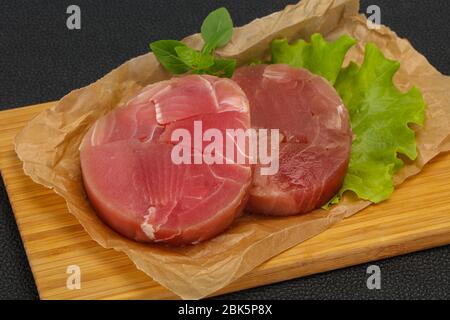 Tonno crudo round steak pronto per il grill Foto Stock