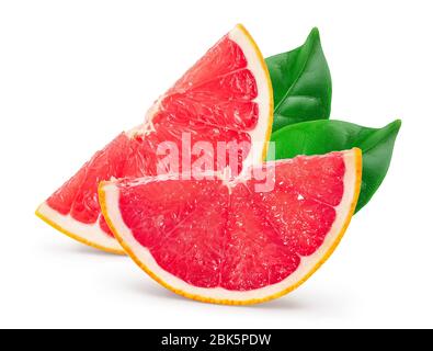 Fetta di pompelmo isolata su sfondo bianco. Con tracciato di ritaglio e profondità di campo completa. Foto Stock