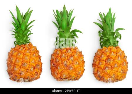 ananas isolato su sfondo bianco con percorso di ritaglio e piena profondità di campo. Vista dall'alto. Disposizione piatta. Foto Stock