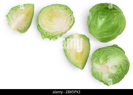 Cavolo verde con metà isolata su sfondo bianco con tracciato di ritaglio e profondità di campo completa. Vista superiore con spazio per la copia del testo. Disposizione piatta. Foto Stock