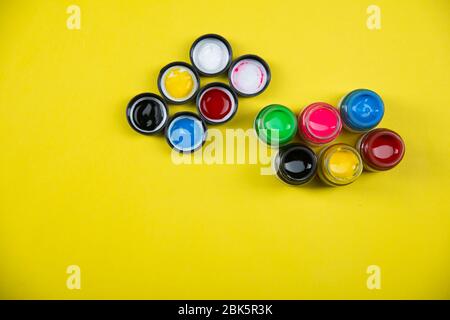 Vernici acriliche colorate su pallet bianco in plastica Foto Stock