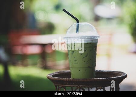 tè freddo con limone, foglie di menta e cubetti di ghiaccio in bicchieri su rustico sfondo tavolo di legno. Foto Stock