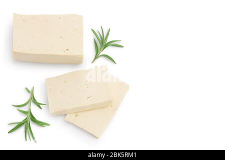 Formaggio tofu isolato su sfondo bianco con tracciato di ritaglio e profondità di campo completa, vista dall'alto con spazio di copia per il testo. Piatto, Foto Stock