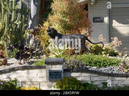 Beverly Hills, California, USA 1 ° maggio 2020 una vista generale dell'atmosfera della statua della tigre in giardino il 1 maggio 2020 a Beverly Hills, California, Stati Uniti. Foto di Barry King/Alamy Stock Foto Foto Stock