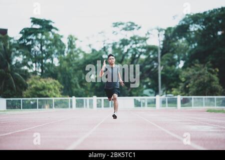 atleta in piedi su una pista da corsa per tutte le condizioni atmosferiche Foto Stock